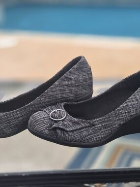 Women’s Black & Gray Textured Wedge Flats with Ring Accent